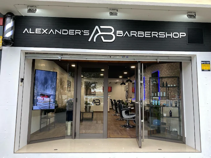 Fachada exterior de Alexander's Barbershop en Granada