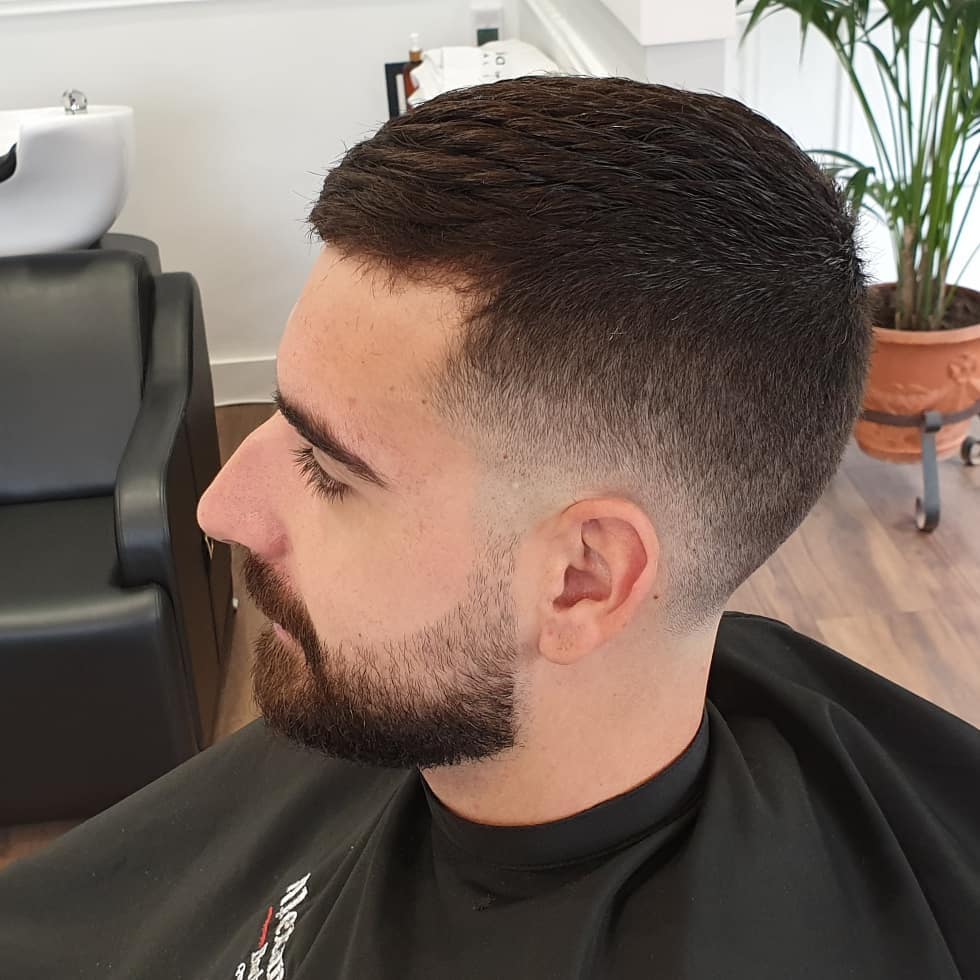 Corte clásico degradado con barba