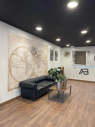 Zona de espera con Chester negro en Alexander's Barbershop